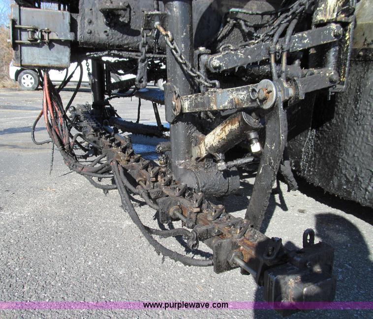 image for item E3625 1996 International 4900 oil distributor truck