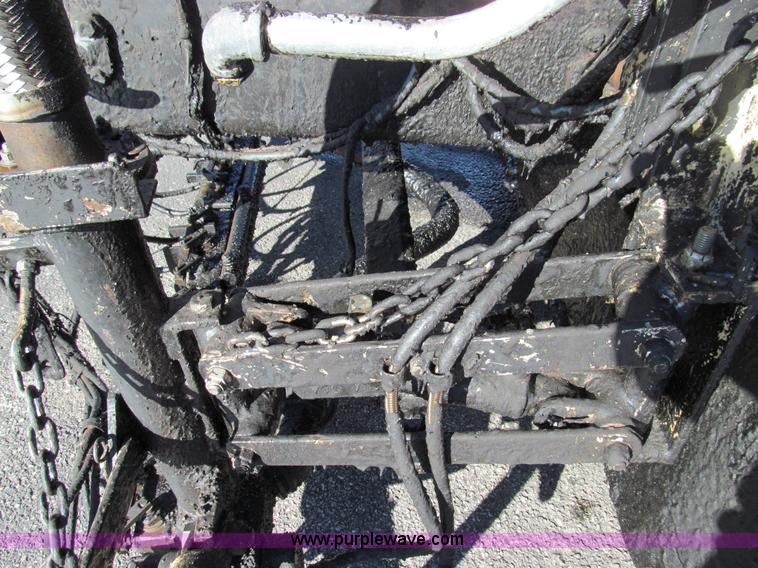 image for item E3625 1996 International 4900 oil distributor truck