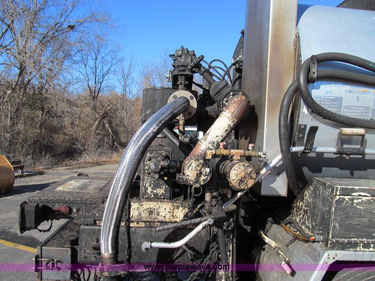 image for item E3625 1996 International 4900 oil distributor truck