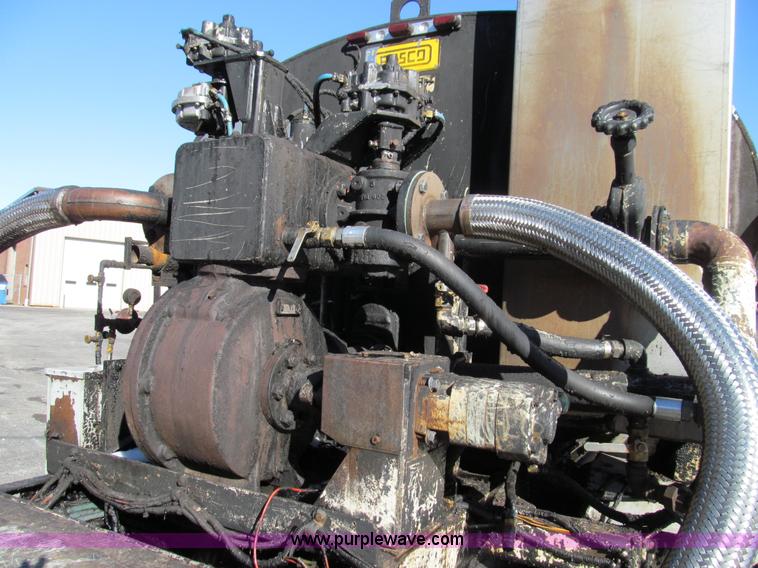 image for item E3625 1996 International 4900 oil distributor truck