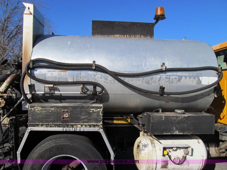 image for item E3625 1996 International 4900 oil distributor truck