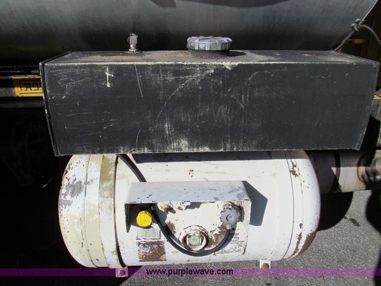 image for item E3625 1996 International 4900 oil distributor truck