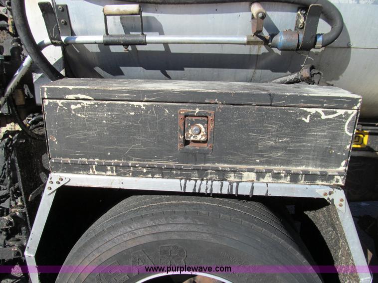 image for item E3625 1996 International 4900 oil distributor truck