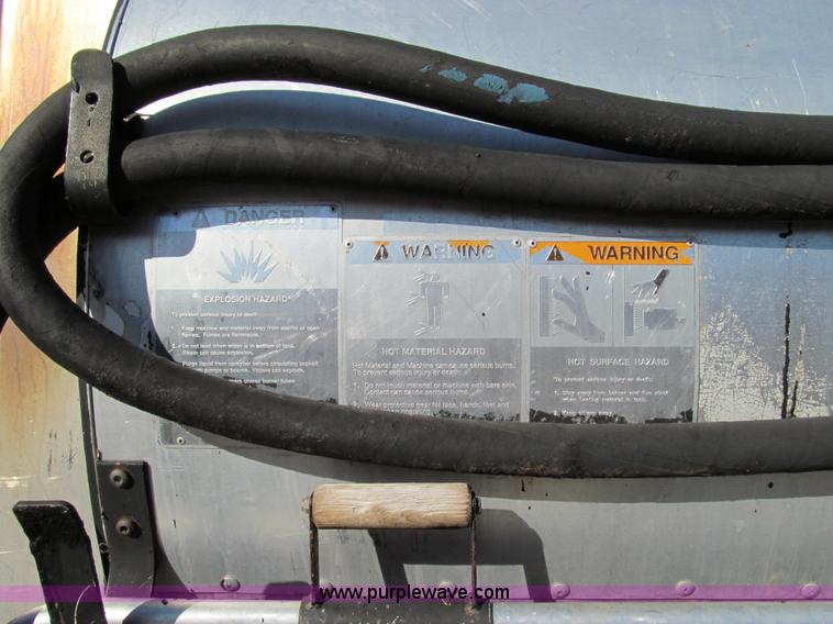 image for item E3625 1996 International 4900 oil distributor truck