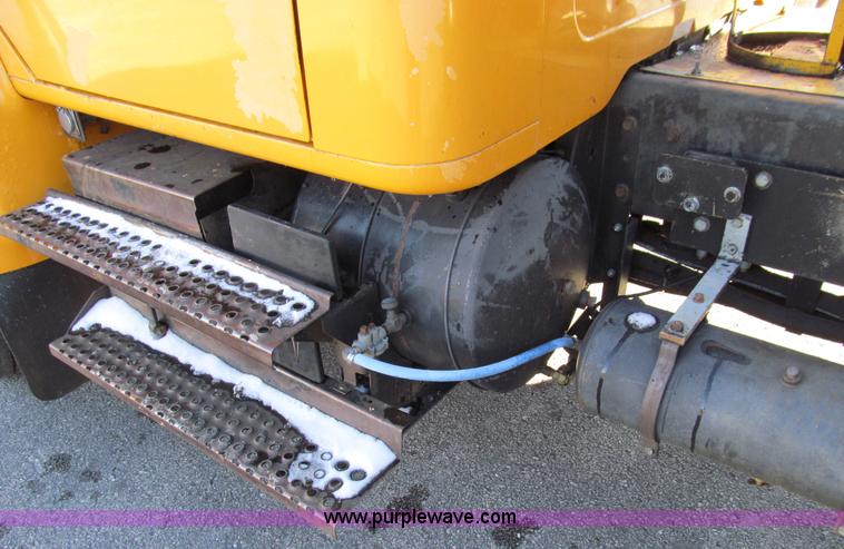 image for item E3625 1996 International 4900 oil distributor truck