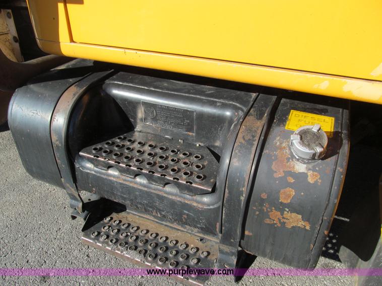 image for item E3625 1996 International 4900 oil distributor truck