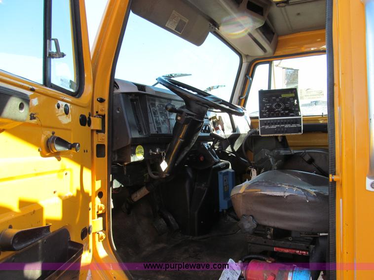 image for item E3625 1996 International 4900 oil distributor truck