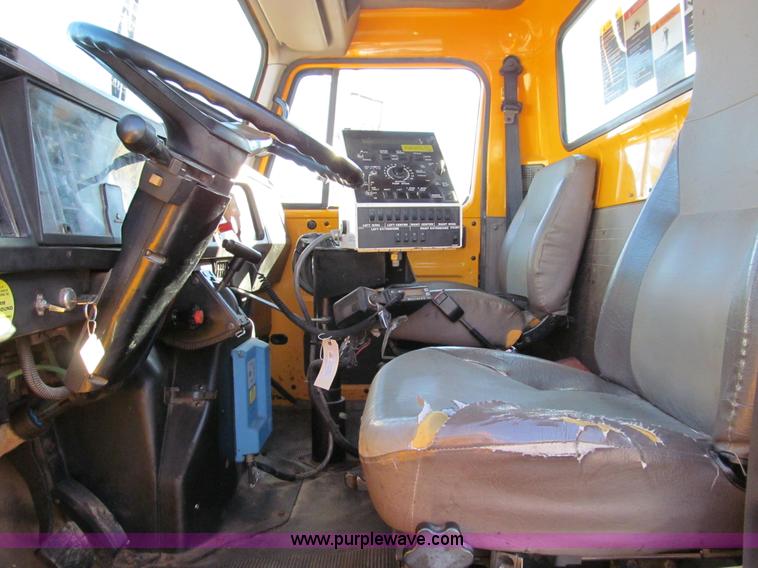 image for item E3625 1996 International 4900 oil distributor truck