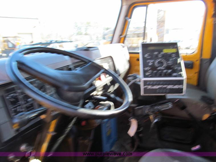 image for item E3625 1996 International 4900 oil distributor truck