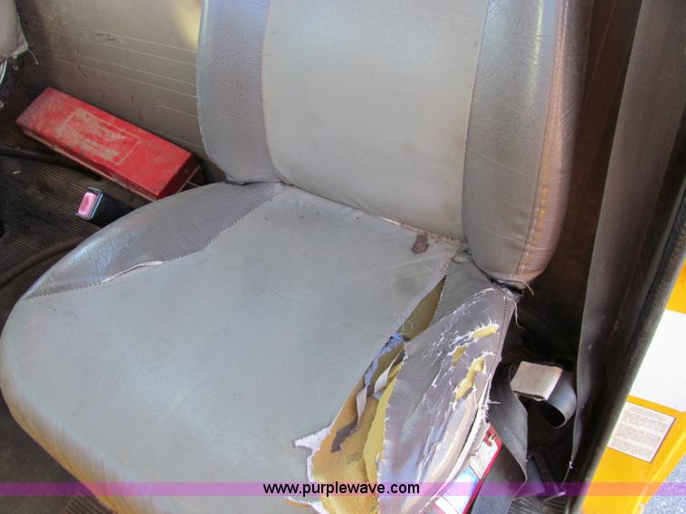 image for item E3625 1996 International 4900 oil distributor truck