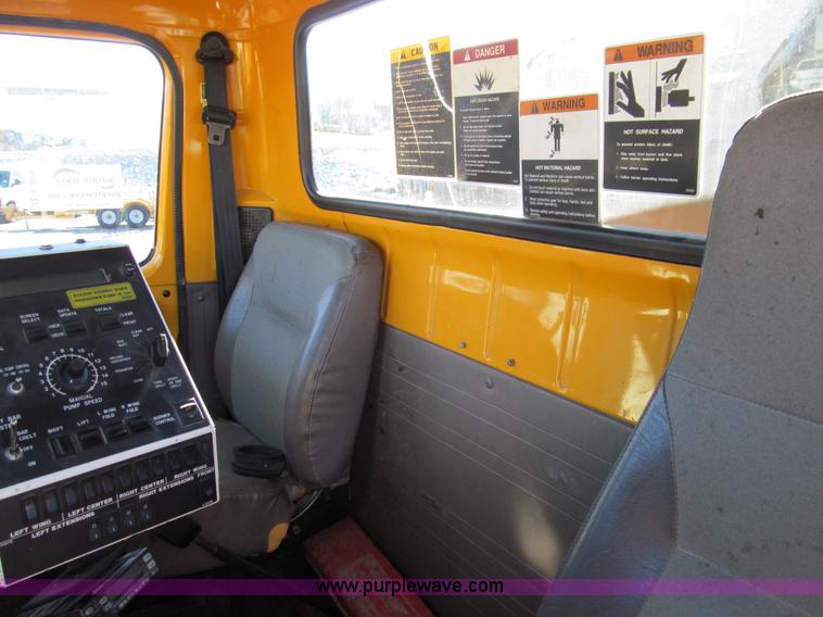 image for item E3625 1996 International 4900 oil distributor truck