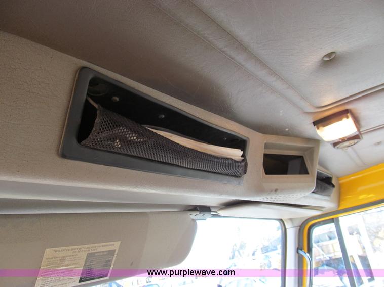 image for item E3625 1996 International 4900 oil distributor truck