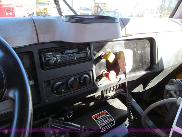 image for item E3625 1996 International 4900 oil distributor truck