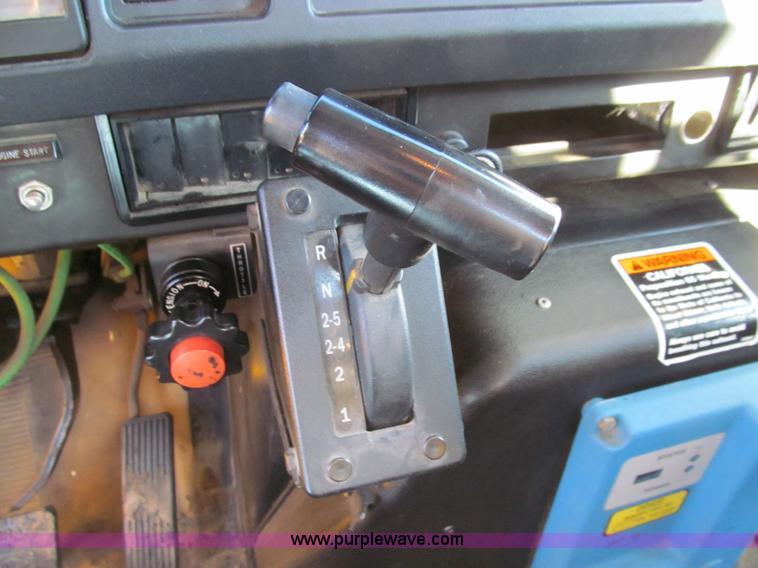 image for item E3625 1996 International 4900 oil distributor truck