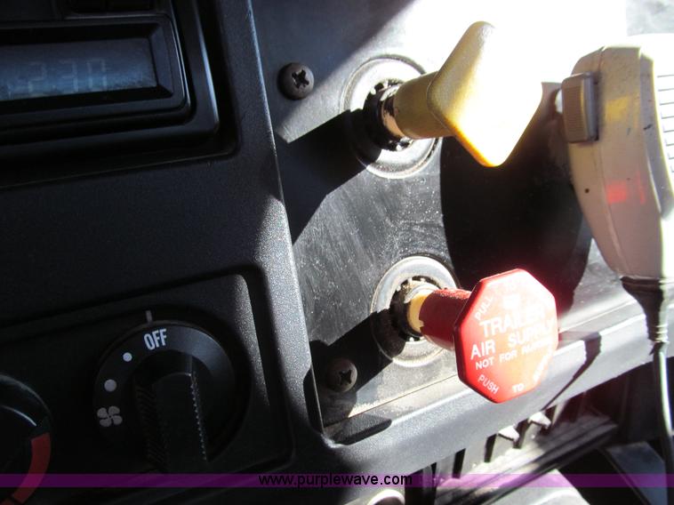 image for item E3625 1996 International 4900 oil distributor truck