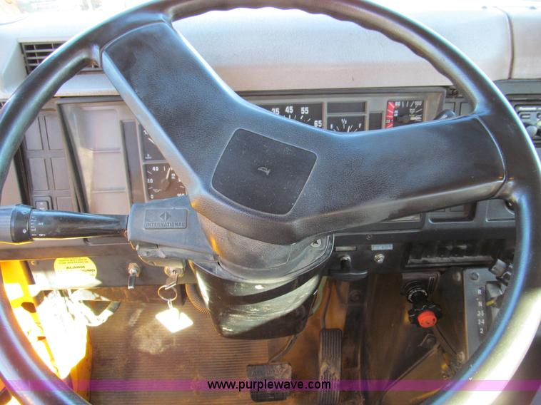 image for item E3625 1996 International 4900 oil distributor truck