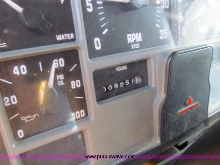 image for item E3625 1996 International 4900 oil distributor truck