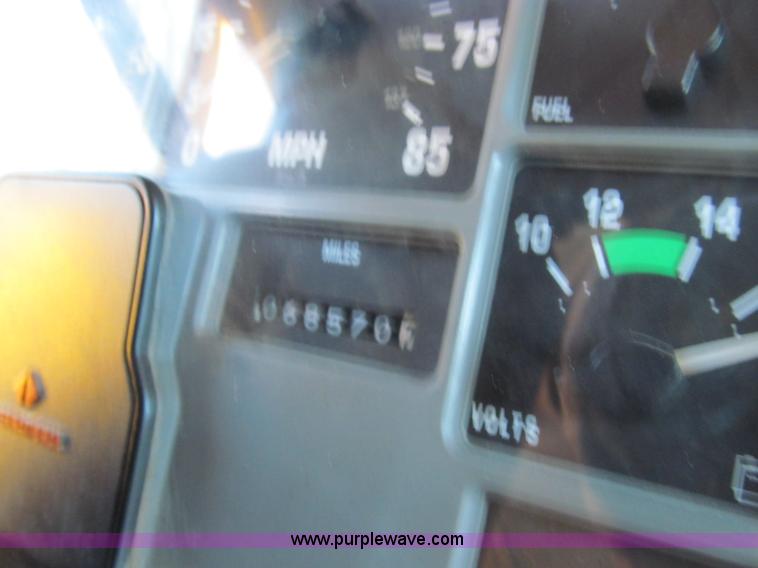 image for item E3625 1996 International 4900 oil distributor truck