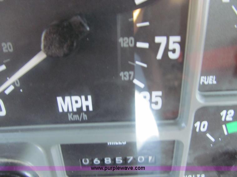 image for item E3625 1996 International 4900 oil distributor truck