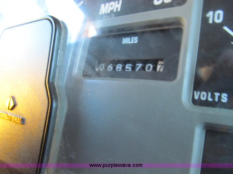 image for item E3625 1996 International 4900 oil distributor truck