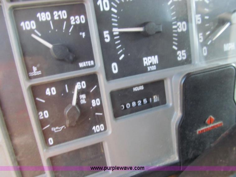 image for item E3625 1996 International 4900 oil distributor truck