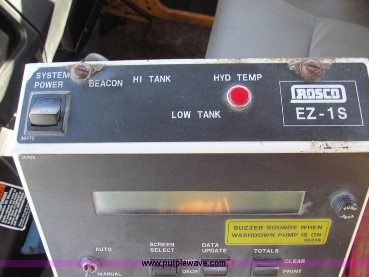 image for item E3625 1996 International 4900 oil distributor truck