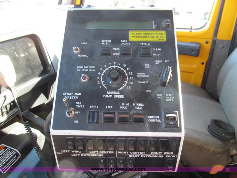 image for item E3625 1996 International 4900 oil distributor truck