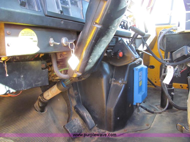 image for item E3625 1996 International 4900 oil distributor truck