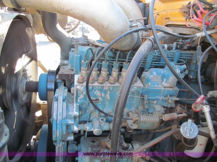 image for item E3625 1996 International 4900 oil distributor truck