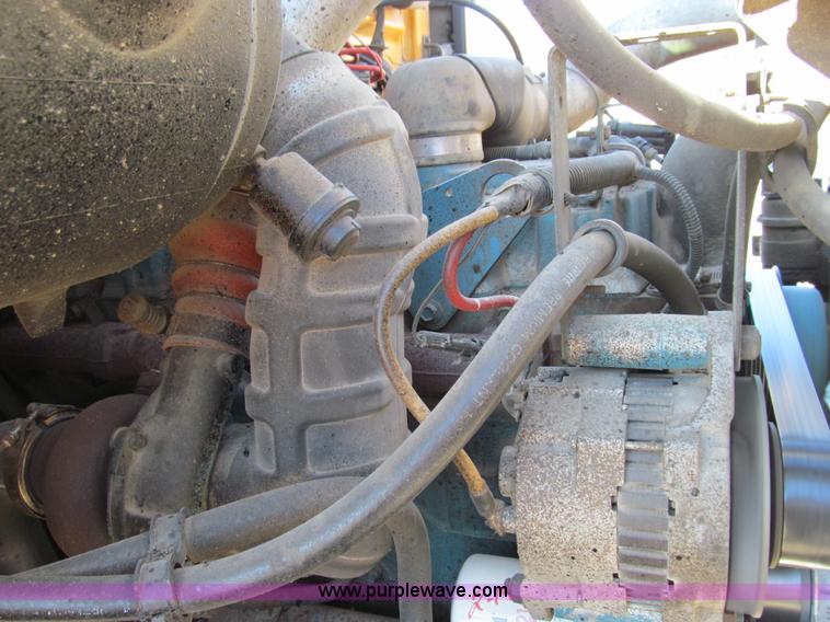 image for item E3625 1996 International 4900 oil distributor truck