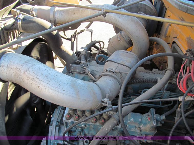 image for item E3625 1996 International 4900 oil distributor truck