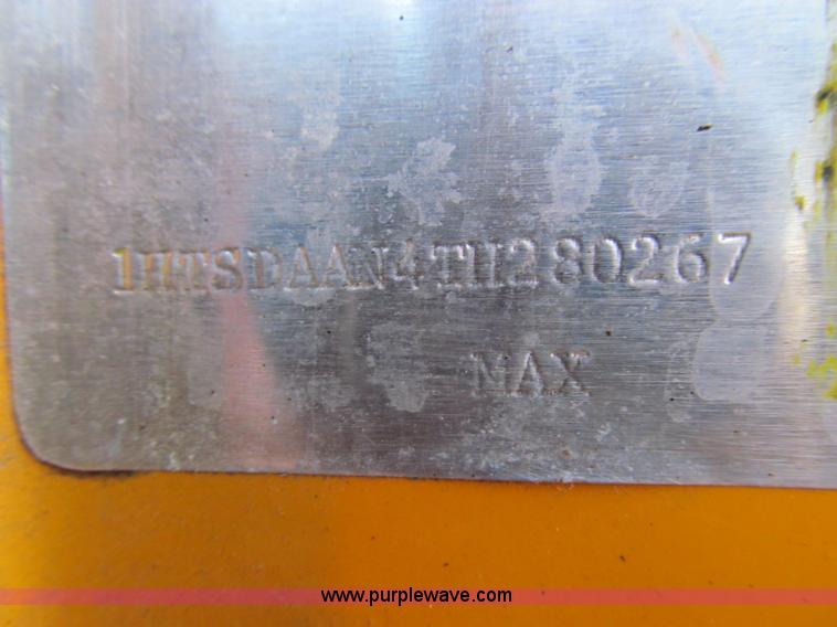 image for item E3625 1996 International 4900 oil distributor truck