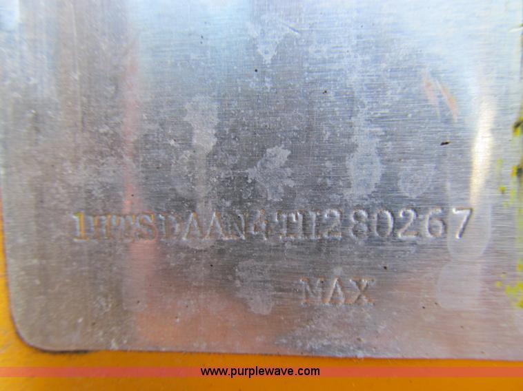 image for item E3625 1996 International 4900 oil distributor truck