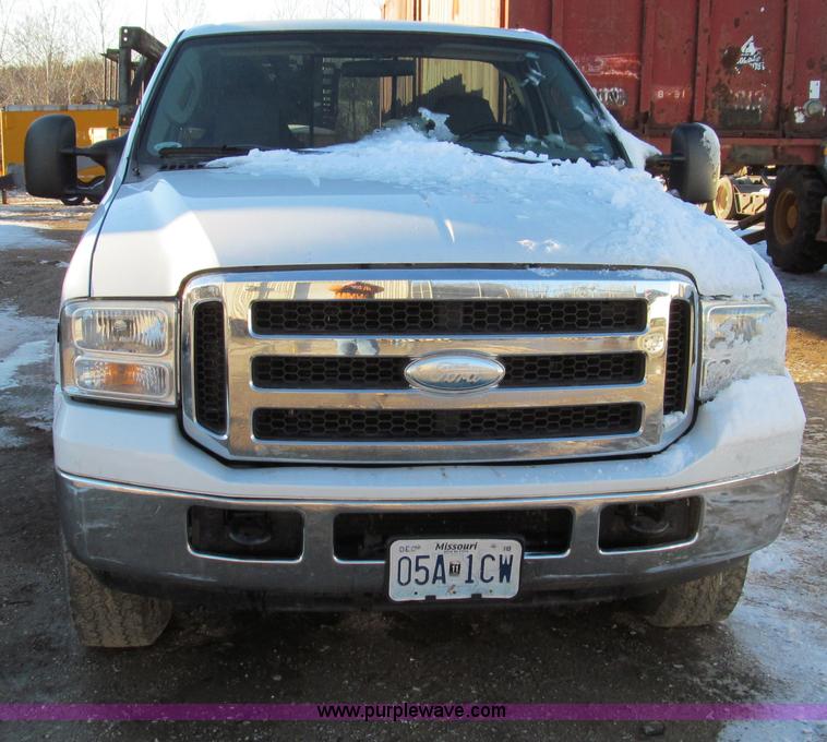 image for item E3631 2005 Ford F250 XLT Super Duty pickup truck