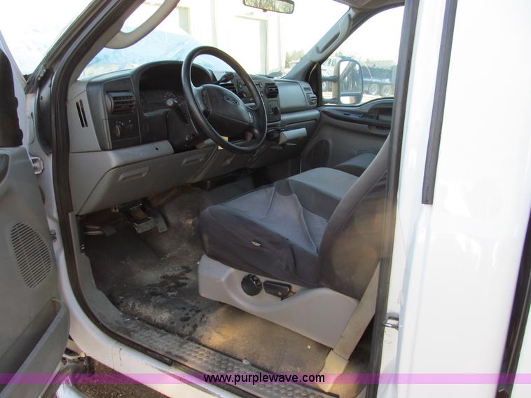 image for item E3631 2005 Ford F250 XLT Super Duty pickup truck