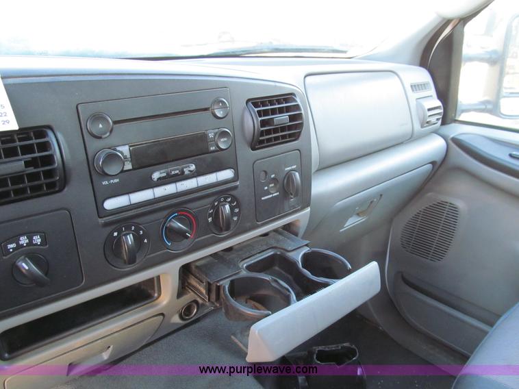 image for item E3631 2005 Ford F250 XLT Super Duty pickup truck