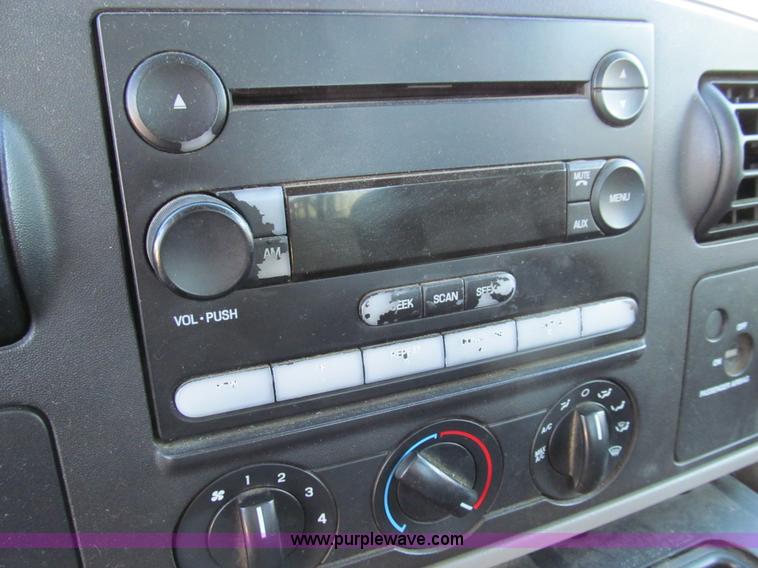 image for item E3631 2005 Ford F250 XLT Super Duty pickup truck