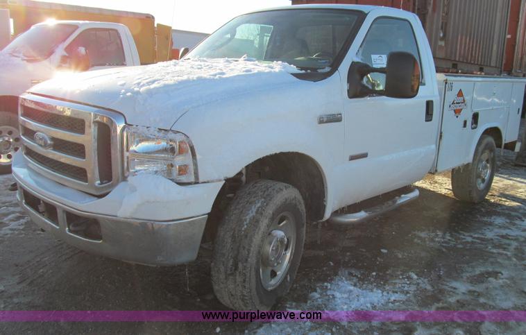 image for item E3632 2005 Ford F250 XLT Super Duty utility truck
