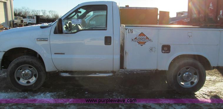 image for item E3632 2005 Ford F250 XLT Super Duty utility truck