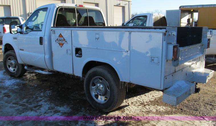 image for item E3632 2005 Ford F250 XLT Super Duty utility truck