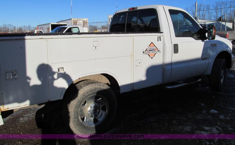 image for item E3632 2005 Ford F250 XLT Super Duty utility truck