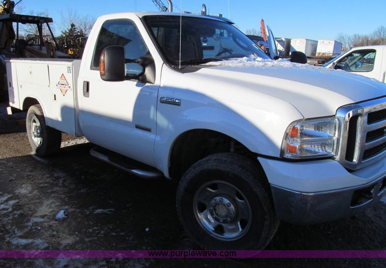 image for item E3632 2005 Ford F250 XLT Super Duty utility truck
