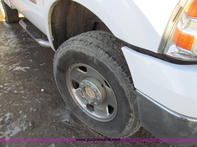 image for item E3632 2005 Ford F250 XLT Super Duty utility truck