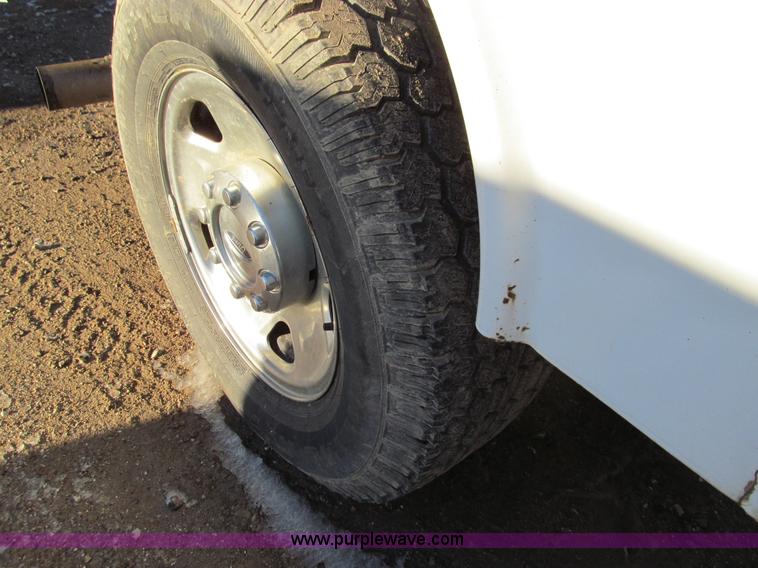 image for item E3632 2005 Ford F250 XLT Super Duty utility truck