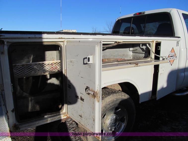 image for item E3632 2005 Ford F250 XLT Super Duty utility truck