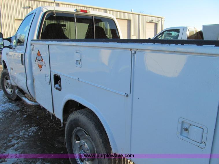 image for item E3632 2005 Ford F250 XLT Super Duty utility truck