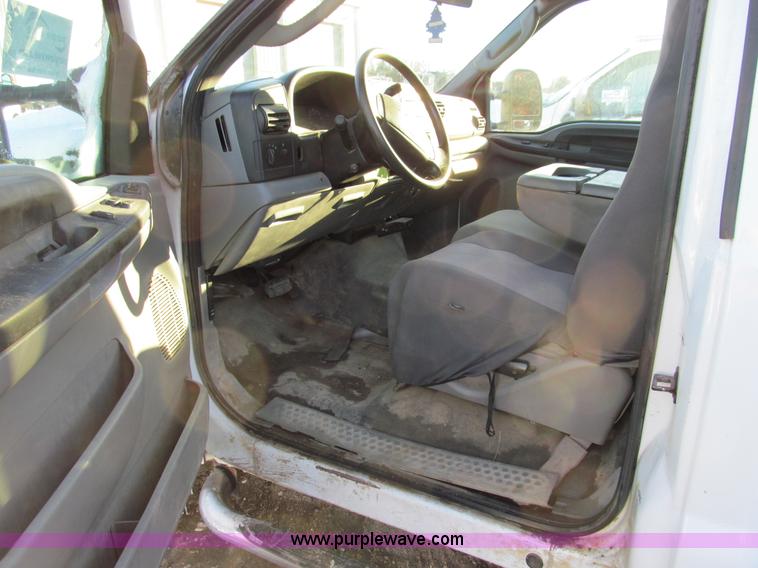 image for item E3632 2005 Ford F250 XLT Super Duty utility truck