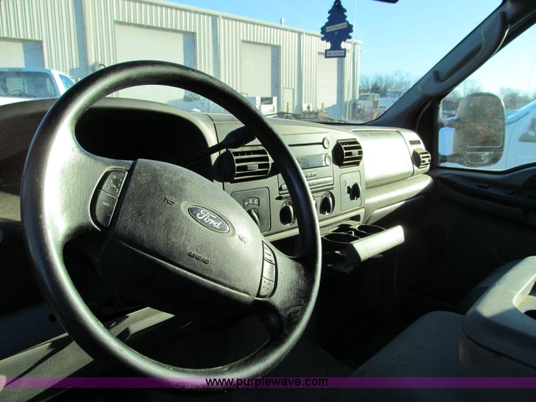 image for item E3632 2005 Ford F250 XLT Super Duty utility truck