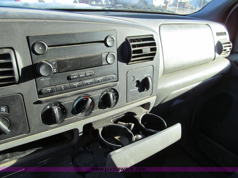 image for item E3632 2005 Ford F250 XLT Super Duty utility truck