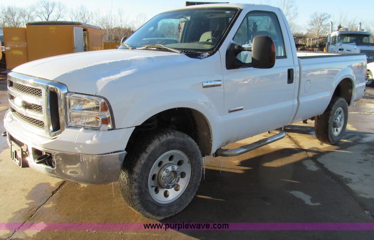 image for item E3633 2006 Ford F250 XLT Super Duty pickup truck